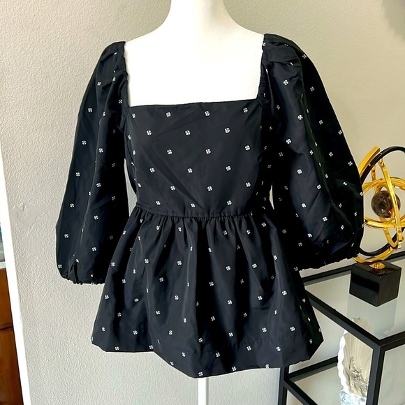 Free Assembly Dressy black and white blouse, big sleeve with elastic hem. Size M - Picture 1 of 12